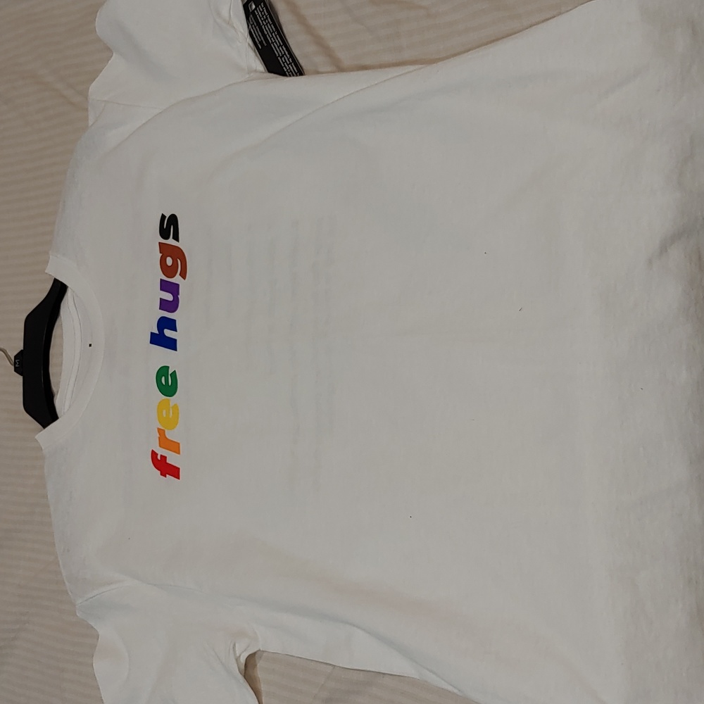 NWT. Tshirt free hugs